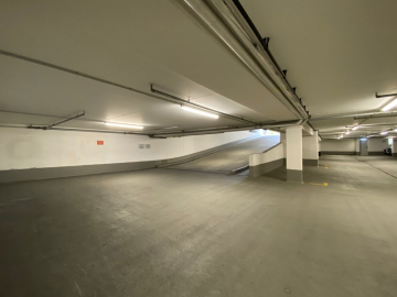 Rampe Ausfahrt - Ebenerdiger Tiefgaragenstellplatz in zentraler S-Bahn-Nähe von Höhenkirchen zu verkaufen