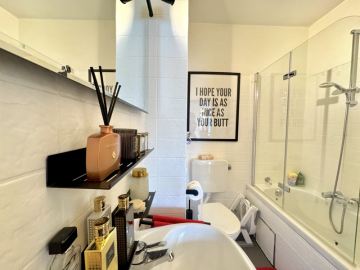 Badezimmer 2 - Großzügige, vermietete 3-Zimmer-Wohnung mit Westbalkon in München Moosach