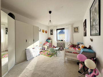 Schlafzimmer 1 - Großzügige, vermietete 3-Zimmer-Wohnung mit Westbalkon in München Moosach