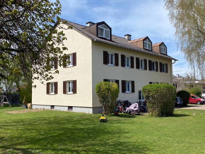 Außenansicht - Renovierungsbedürftige 3 ZKB Wohnung mit Balkon und eigener Terrasse in Höhenkirchen