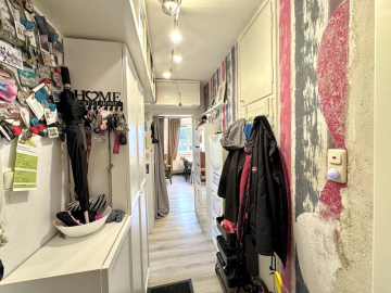 Diele - Renovierungsbedürftige 3 ZKB Wohnung mit Balkon und eigener Terrasse in Höhenkirchen