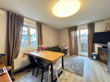 Wohnbereich - Renovierungsbedürftige 3 ZKB Wohnung mit Balkon und eigener Terrasse in Höhenkirchen