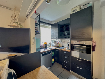 Offene Küche - Renovierungsbedürftige 3 ZKB Wohnung mit Balkon und eigener Terrasse in Höhenkirchen