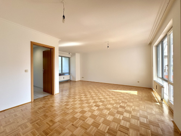 Wohnzimmer - Großzügige 2 ZKB Wohnung mit zwei Balkone in zentraler Lage von Höhenkirchen
