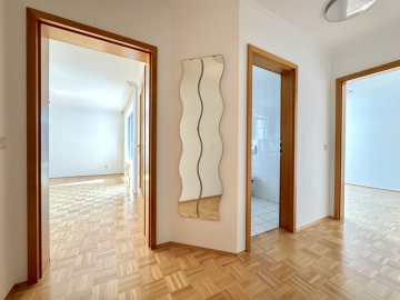 Eingangsdiele - Großzügige 2 ZKB Wohnung mit zwei Balkone in zentraler Lage von Höhenkirchen