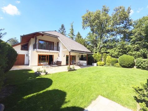 Einziehen und Wohlfühlen: Charmante Walmdachvilla im Landhausstil mit Kamin, Sauna & idyllischem Garten!, 85521 Riemerling, Villa