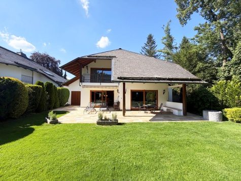 Charmante Walmdachvilla im Landhausstil mit Kamin, Sauna & idyllischem Garten!, 85521 Riemerling, Villa