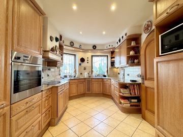 Küche - Zeitlose Eleganz trifft Landhaus-Charme: Einfamilienhaus in bester Lage von Hohenbrunn-Riemerling