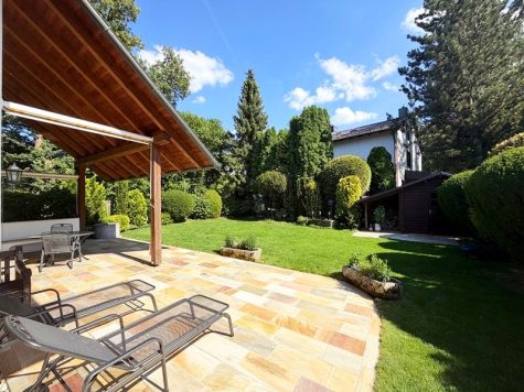 Charmante Walmdachvilla im Landhausstil mit Kamin, Sauna & idyllischem Garten!, 85521 Riemerling, Villa