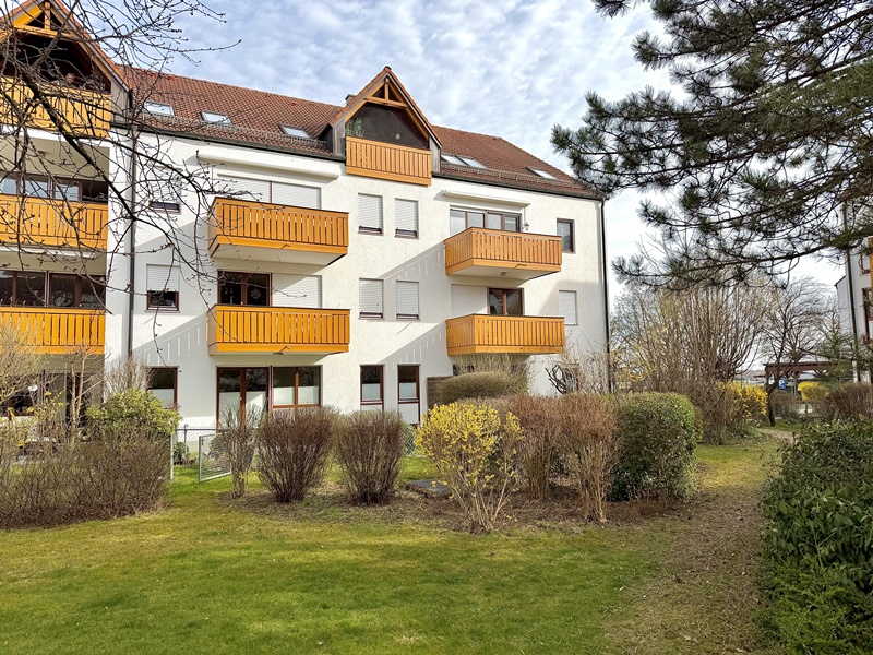 Außenansicht Süden - Attraktive 2 ZKB DG Wohnung mit Balkon in ruhiger Lage von Siegertsbrunn