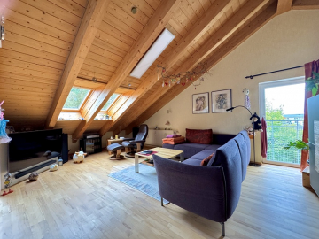 Wohnzimmer - Gemütliche, sehr gepflegte 2,5 ZKB DG Wohnung mit Dachterrasse in zentraler Lage von Höhenkirchen