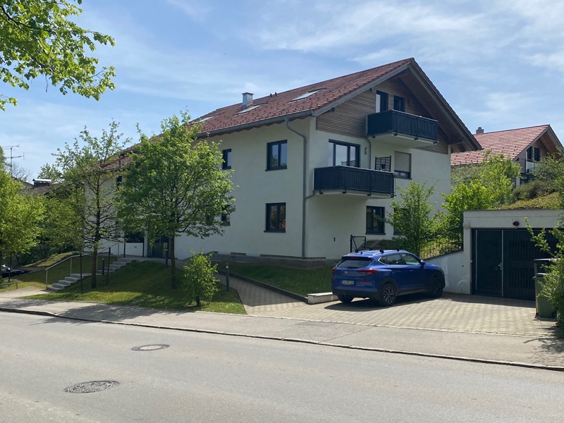 Außenansicht Sommer - Individuelle & große 2,5 ZKB DG Maisonettewhg. mit 2 Balkonen in bevorzugter Lage von Oberhaching