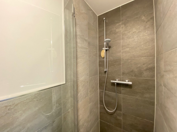 Gästebad Dusche - Individuelle & große 2,5 ZKB DG Maisonettewhg. mit 2 Balkonen in bevorzugter Lage von Oberhaching
