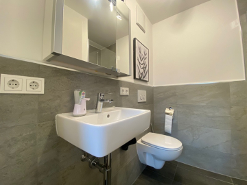 Gästebad - Individuelle & große 2,5 ZKB DG Maisonettewhg. mit 2 Balkonen in bevorzugter Lage von Oberhaching