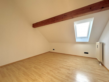 Schlafzimmer - Moderne DG-Wohnung mit Sichtdachstuhl, renoviert, ruhig und pendlerfreundlich in Neukeferloh