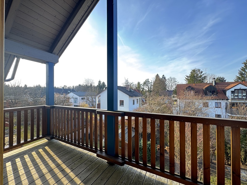 Balkon - Moderne DG-Wohnung mit Sichtdachstuhl, renoviert, ruhig und pendlerfreundlich in Neukeferloh