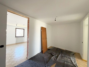 Diele OG - Renoviertes Reihenmittelhaus in ruhiger, zentraler Lage von Siegertsbrunn für die kleine Familie