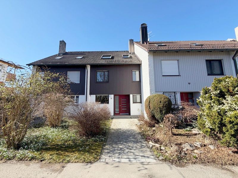 Außenansicht Osten - Renoviertes Reihenmittelhaus in ruhiger, zentraler Lage von Siegertsbrunn für die kleine Familie