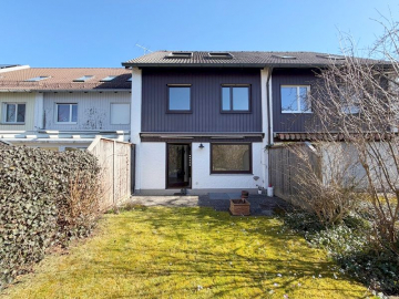 Außenansicht Westen - Renoviertes Reihenmittelhaus in ruhiger, zentraler Lage von Siegertsbrunn für die kleine Familie