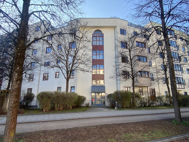 Sehr gepflegte, vermietete 3 Zimmerwohnung mit Westbalkon in Neuperlach Süd - Außenansicht